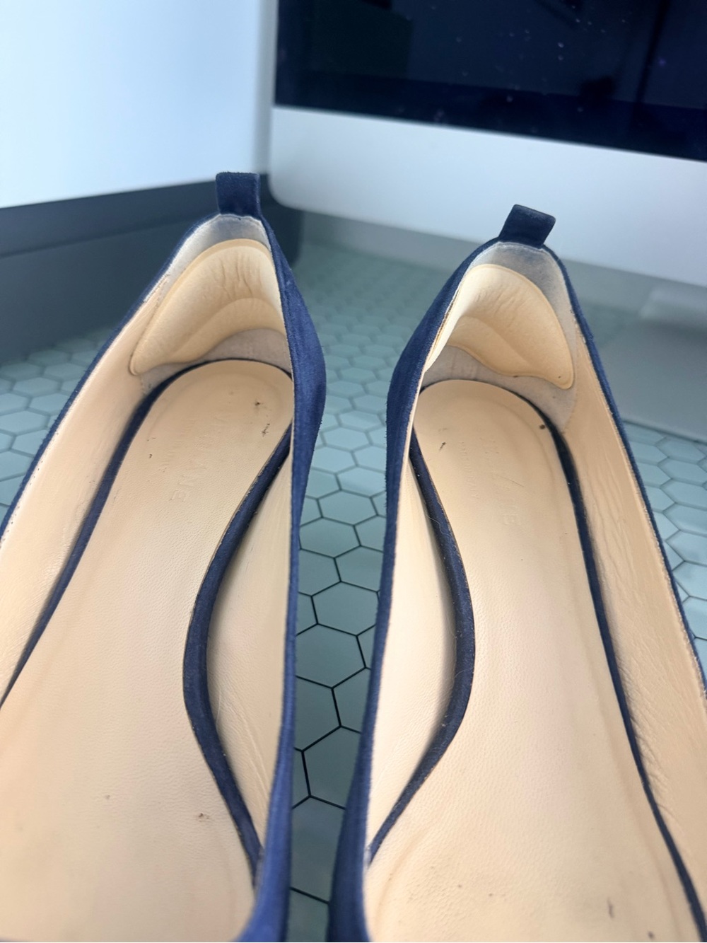 Everlane Navy Italian Suede Editor Kitten Heels Size 7 1/2 - Picture 3 of 5